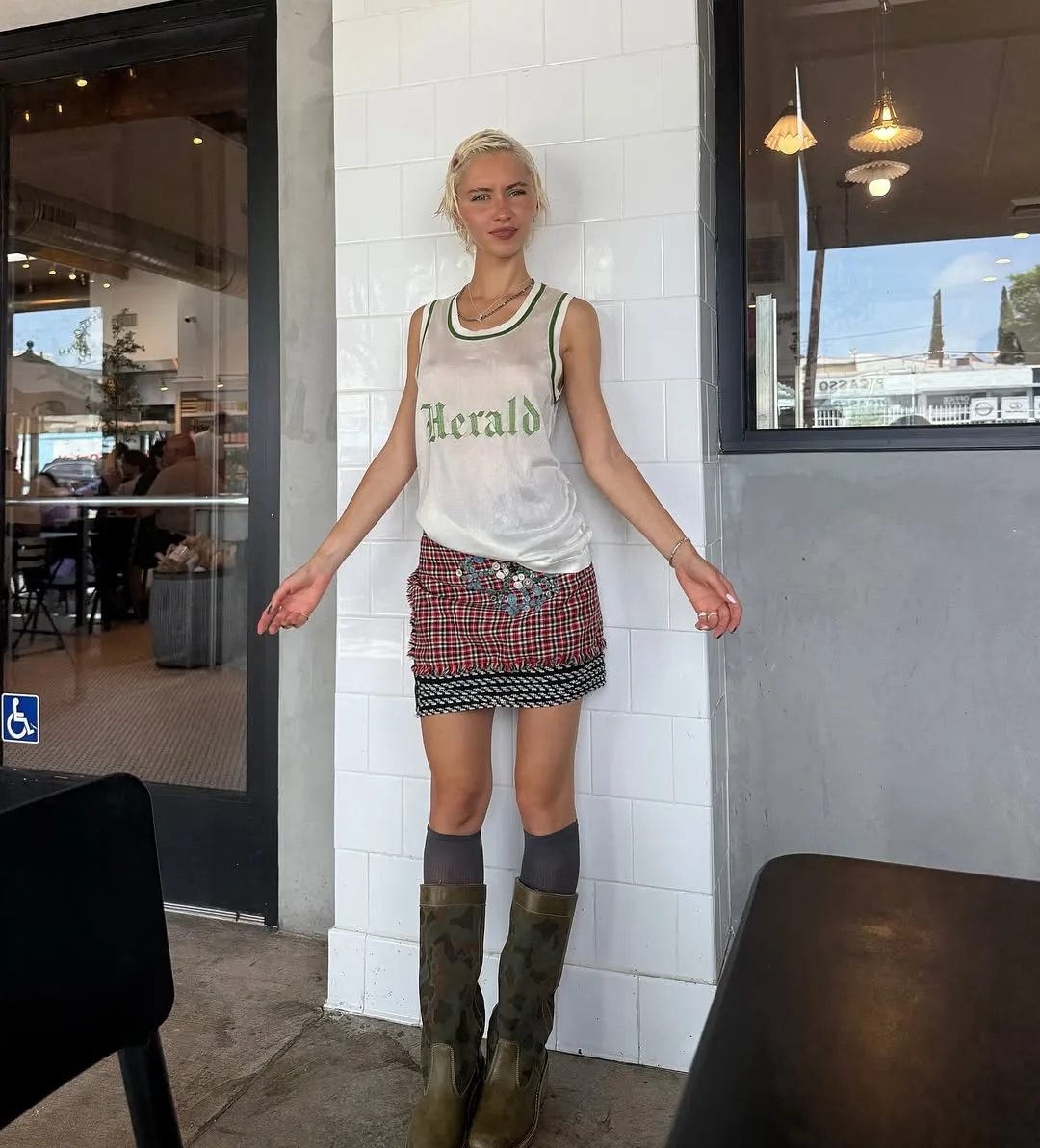 Tank top là item dễ dàng phối hợp với mọi kiểu dáng quần áo khác.