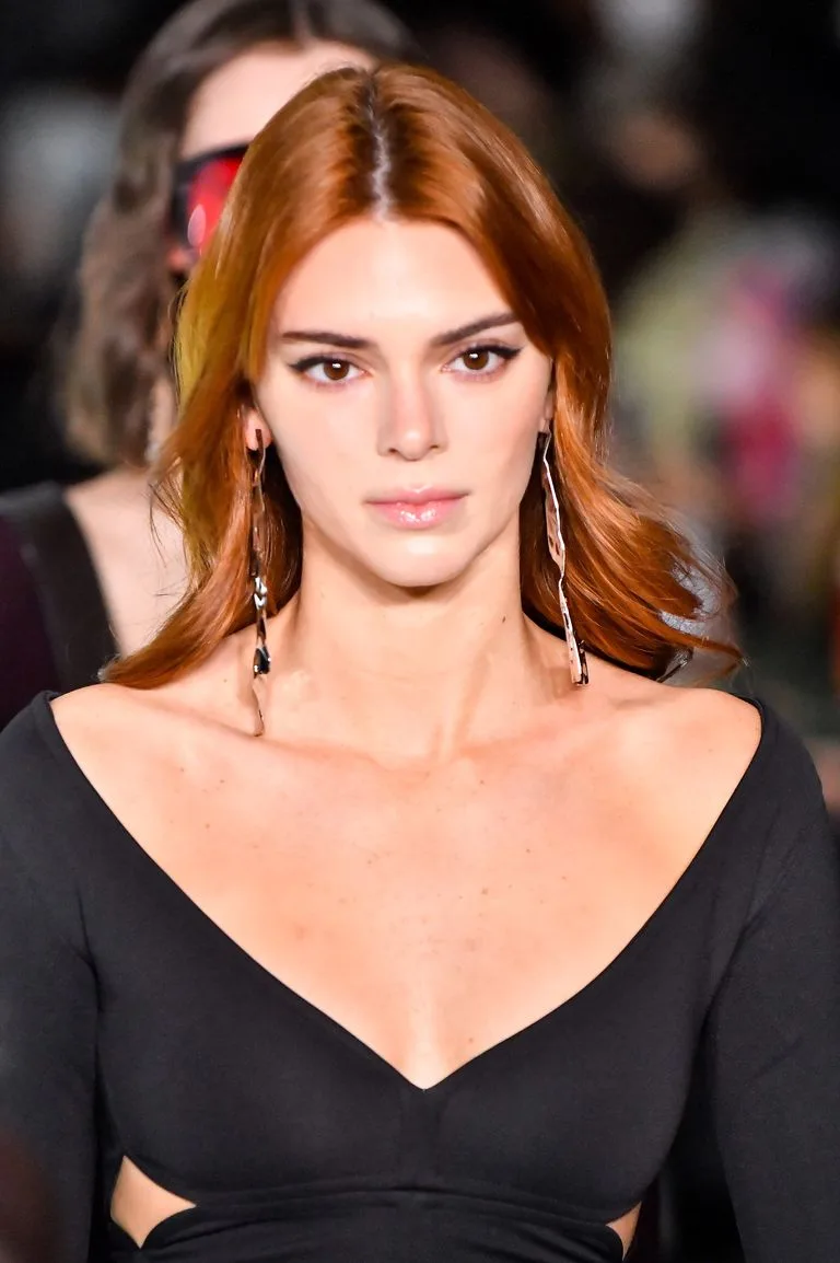 Kendall Jenner và mái tóc nhuộm nâu cam/đỏ cuốn hút Kendall Jenner và mái tóc nhuộm nâu cam/đỏ cuốn hút