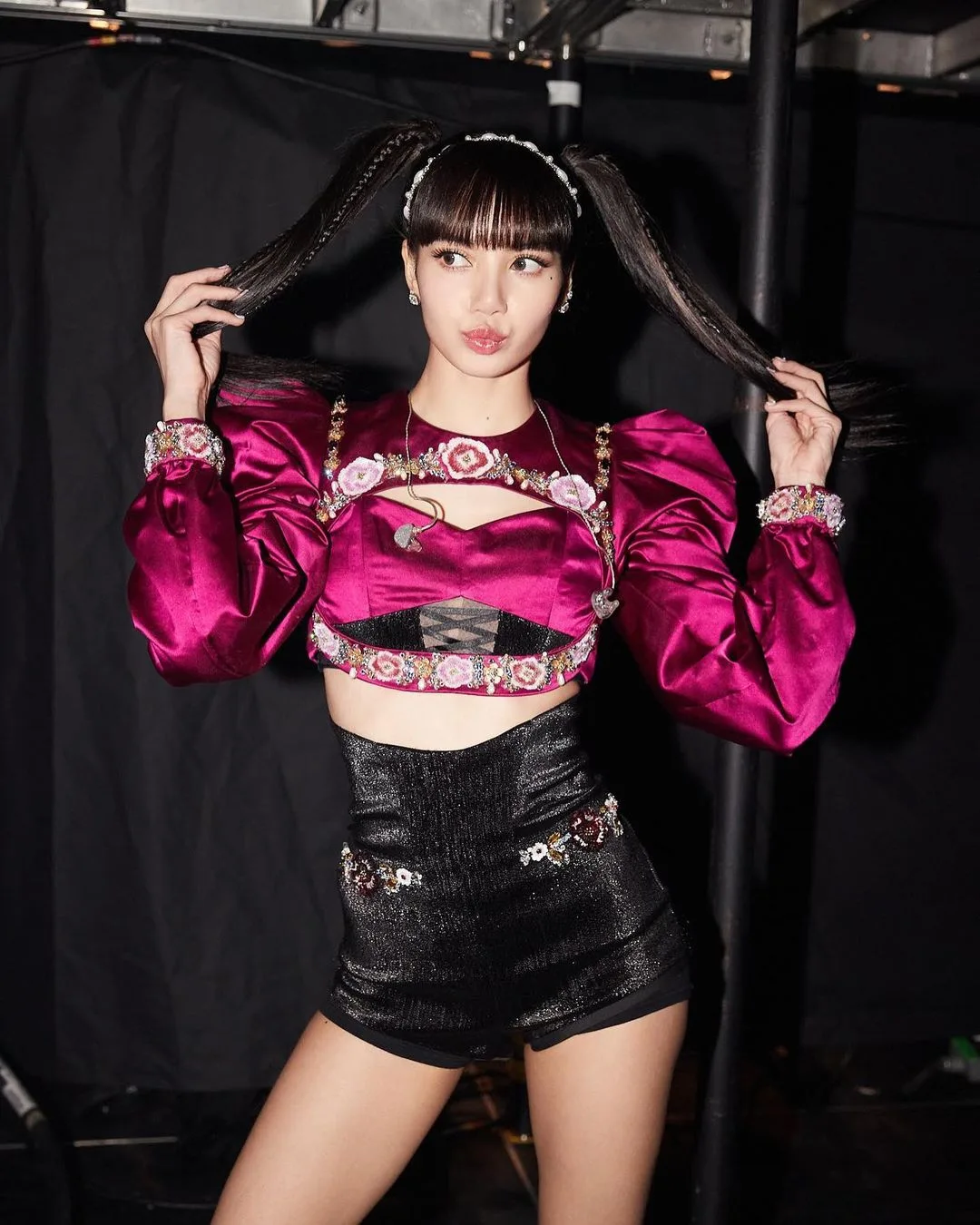 trang phục của lisa trong wold toủ bornpink