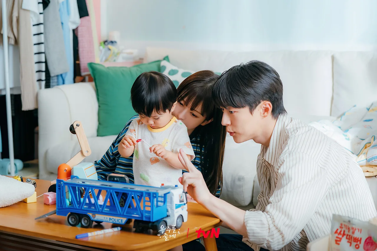 Bae In Hyuk và Roh Jeong Eui nên duyên trong Our Universe.