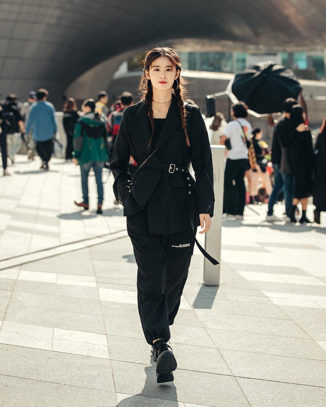 Quần jogger đen phối cùng blazer thắt lưng
