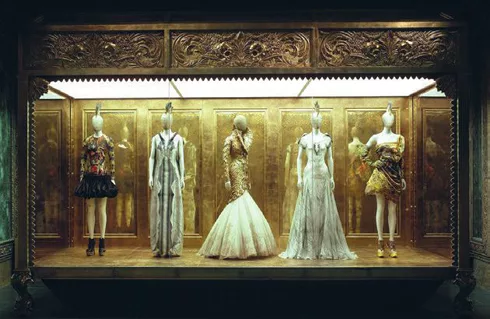 Triển lãm The Savage Beauty của Alexander McQueen
