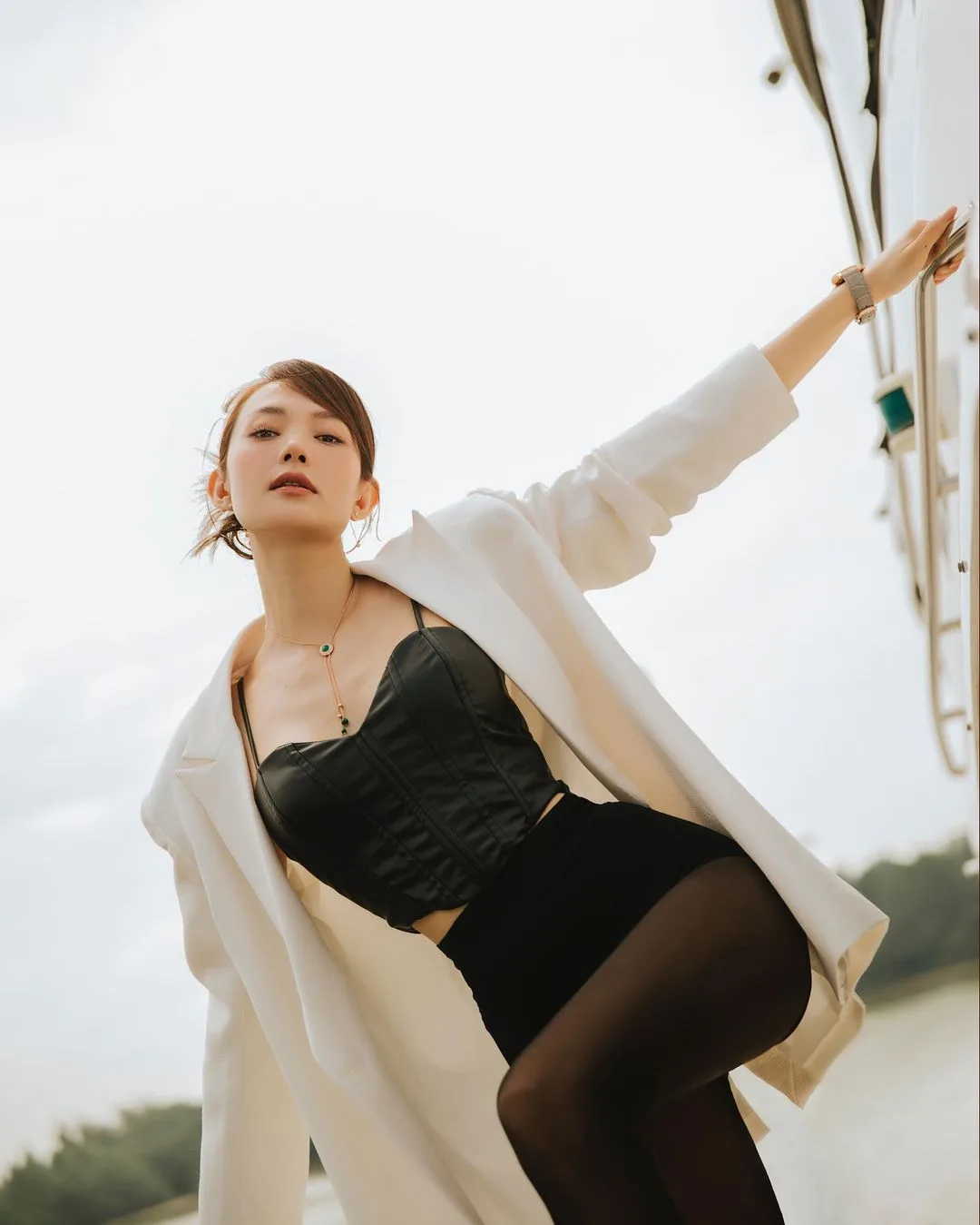thời trang áo blazer phối corset đen dự tiệc