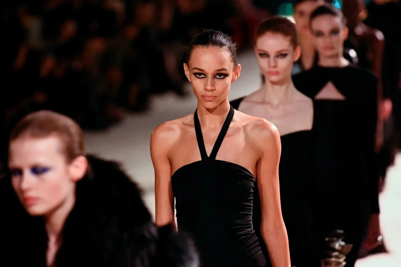 show diễn Saint Laurent Thu-Đông 2022