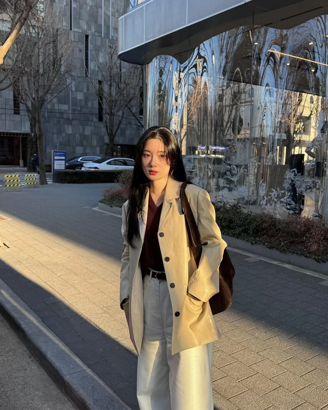 "nữ luật sư" Jung Chae-yeon diện áo khoác