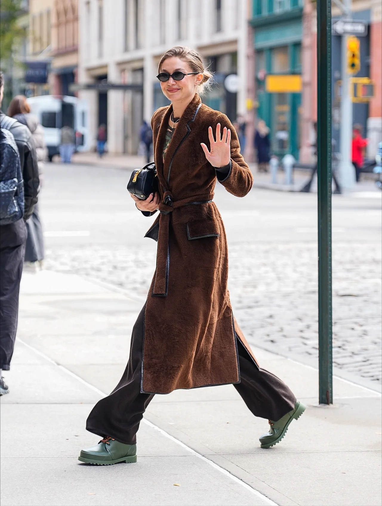 Gigi Hadid chọn bảng màu nâu pha xanh rêu ấm áp