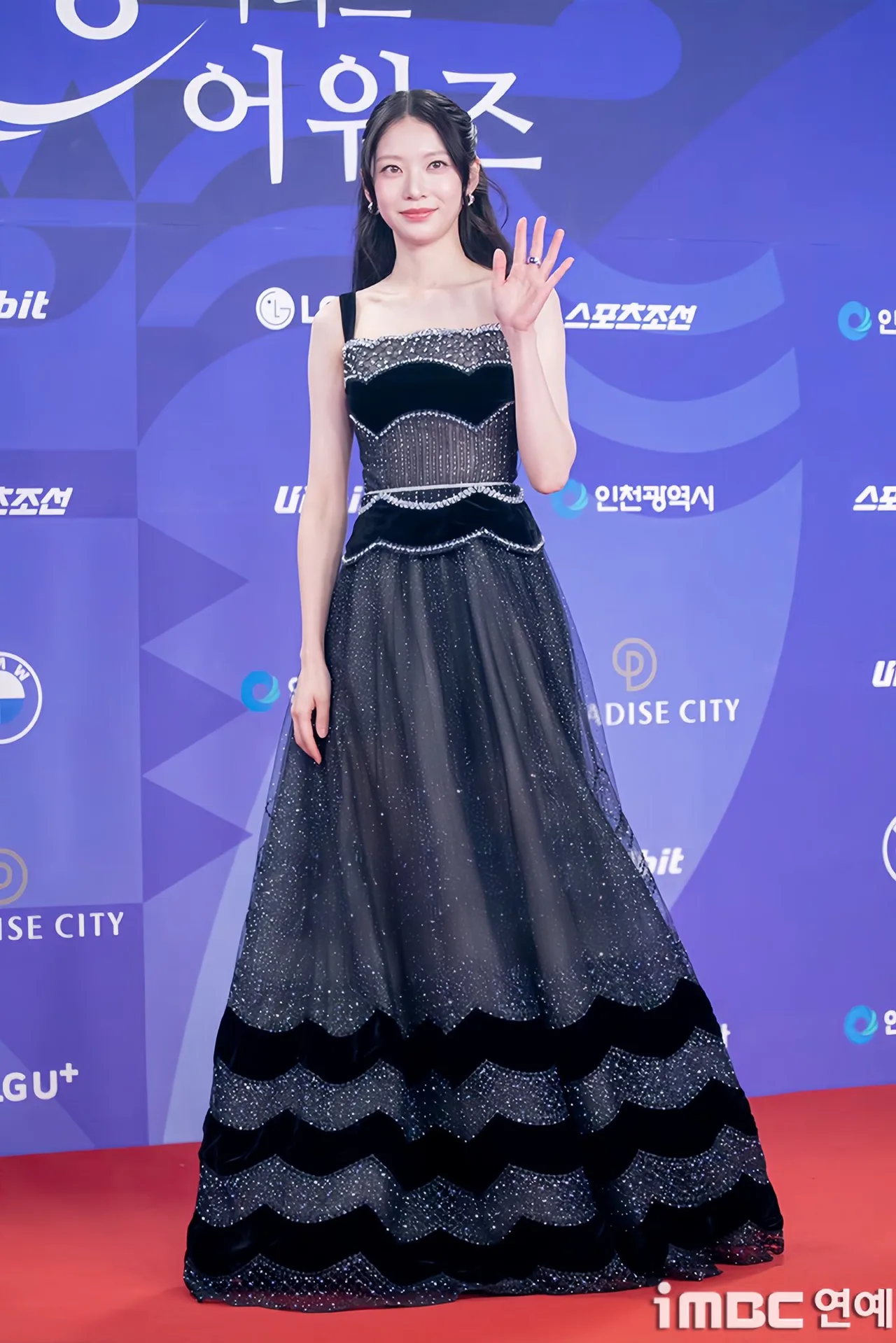 Gong Seung Yeon lựa chọn váy từ Elisabeth Luxe