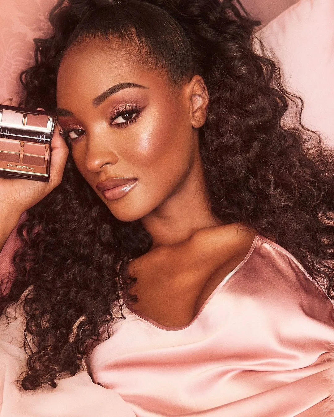 Jourdan Dunn và Charlotte Tilbury Luxury Palette Pillow Talk Dreams Jourdan Dunn và Charlotte Tilbury Luxury Palette Pillow Talk Dreams