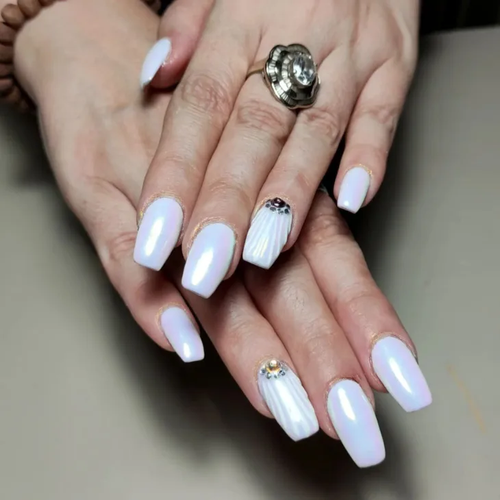 Móng tay ánh ngọc trai lấy cảm hứng từ xu hướng Mermaidcore. Ảnh: Instagram@ elena_nails_and_design. Móng tay ánh ngọc trai lấy cảm hứng từ xu hướng Mermaidcore. Ảnh: Instagram@ elena_nails_and_design.