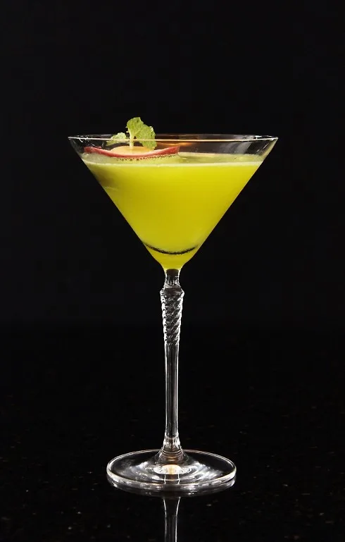 Cocktail Thạch Anh được sáng tạo bởi chuyên gia pha chế của Summit Lounge