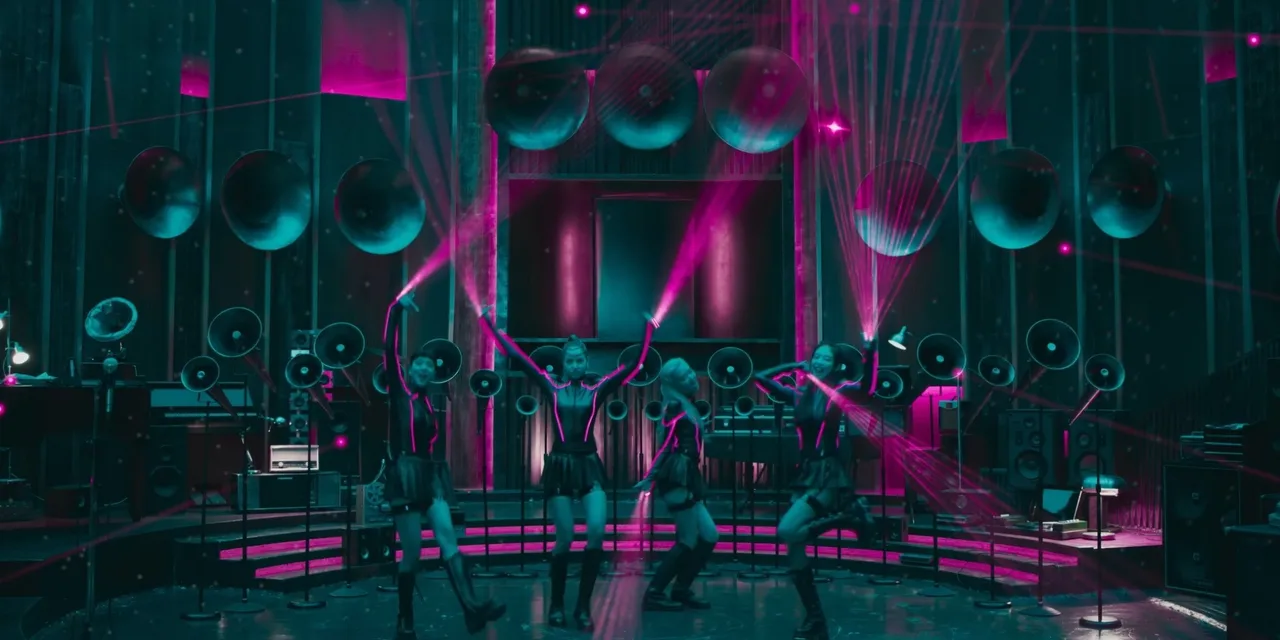 thiết kế áo da thời trang BLACKPINK trong “Jump”