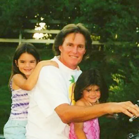1431990434_bruce-jenner-kendall-jenner-kylie-jenner-467