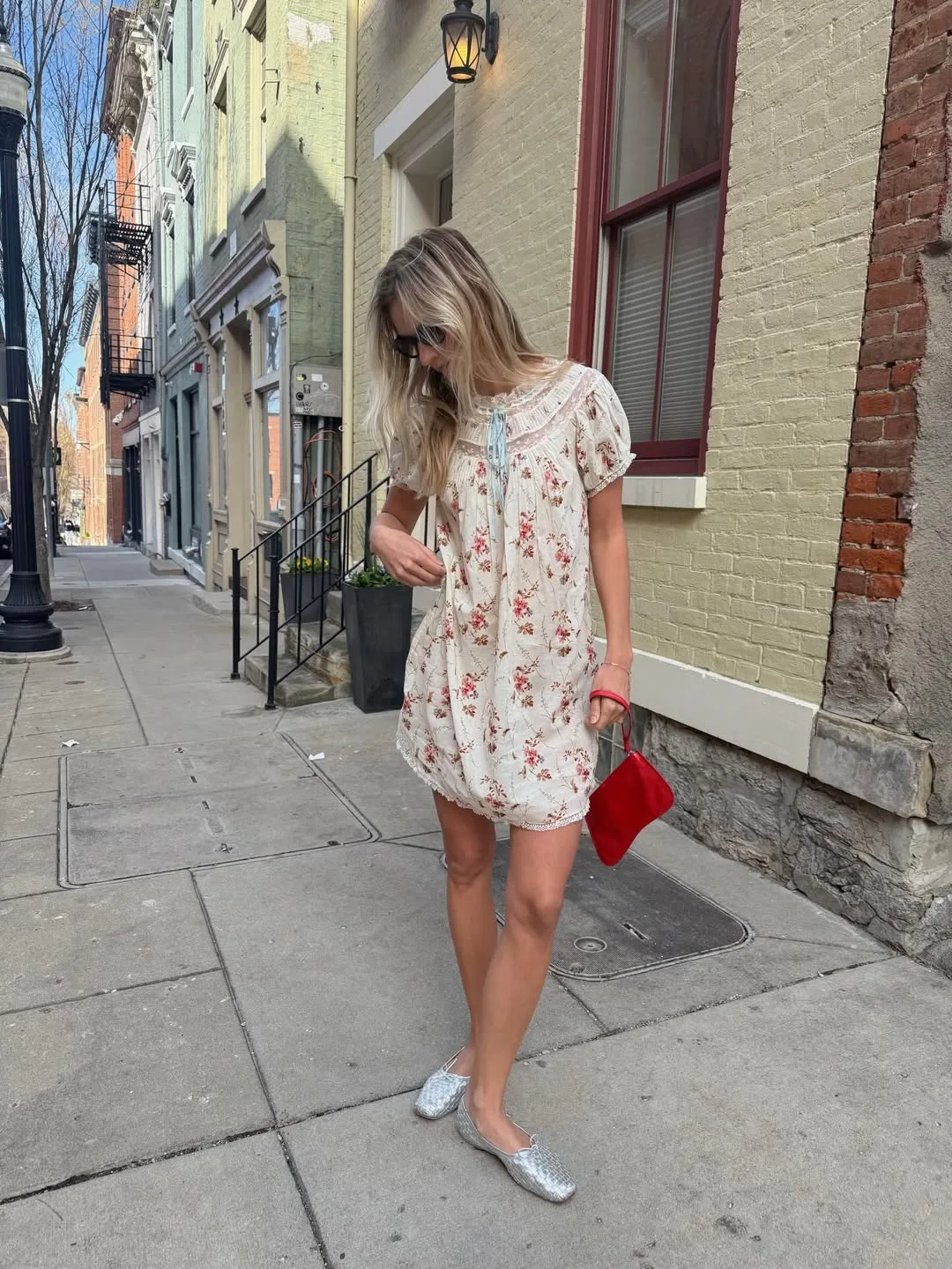 Đầm babydoll tay bồng họa tiết hoa nhí cổ điển trong một buổi cà phê đi dạo.