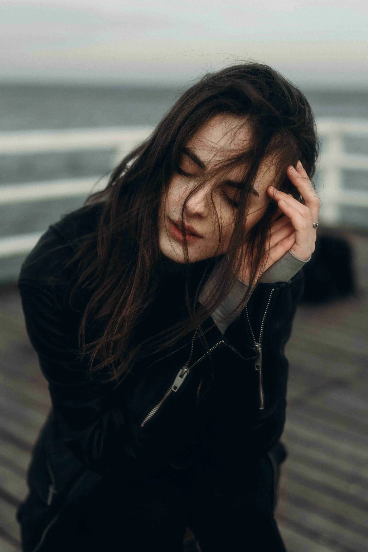 cô gái ái kỷ xoã tóc ôm đầu