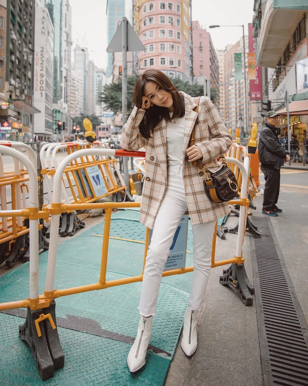 mặc đẹp cùng cách mặc blazer kẻ ô theo phong cách casual chic