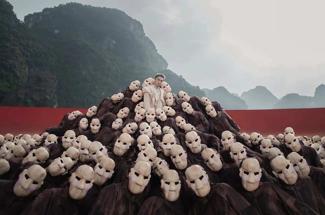Một khung hình điện ảnh (cinematic frame) đậm chất thơ trong MV Come My Way của Sơn Tùng M-TP. Có thể là hình ảnh flycam thiên nhiên Tràng An hùng vĩ nhưng được phủ một lớp màu (color grading) ma mị