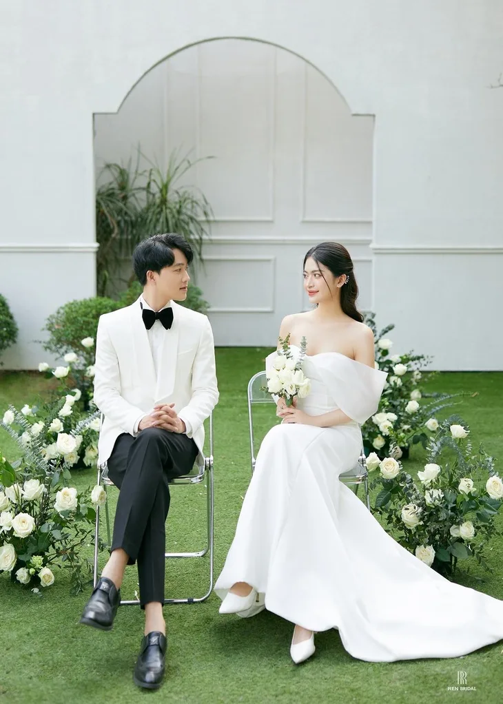 Phong cách cô dâu quyến rũ. Ảnh: Facebook@ Ren Bridal. Hình cưới cô dâu chú rẻ mặc đồ trắng