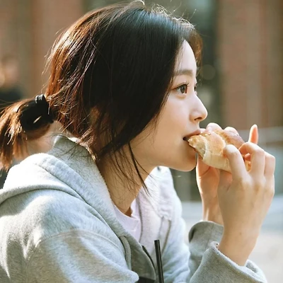 cô gái ăn bánh mì
