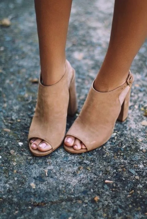 Mách bạn chọn các kiểu giày sandal nữ hot nhất hiện nay