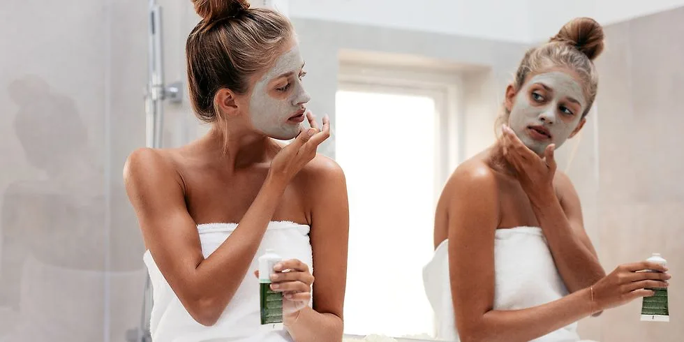cô gái đắp mặt nạ bí quyết dưỡng da