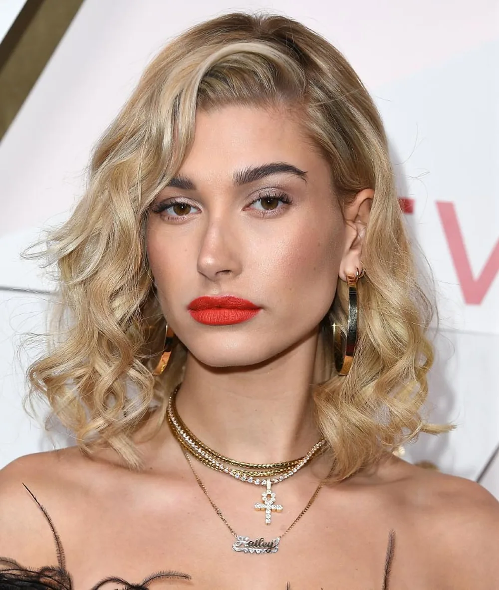 Hailey Bieber với tóc layer Hailey Bieber với tóc layer