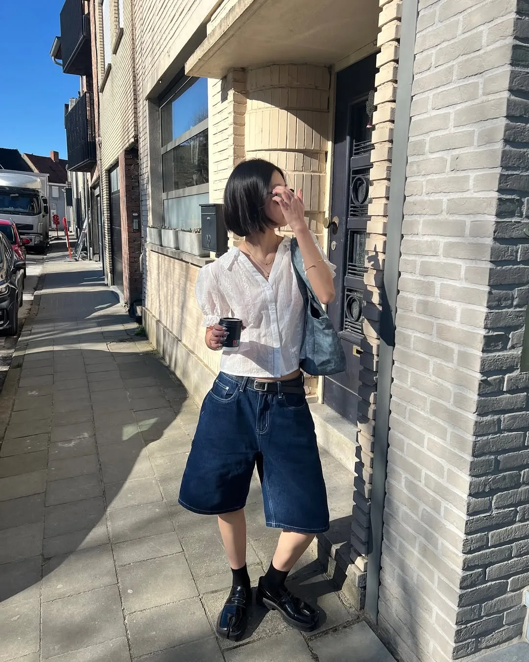 Vẻ ngoài phóng khoáng, tự nhiên cho những buổi dạo chơi cùng quần short kaki và sơ mi khoác ngoài.