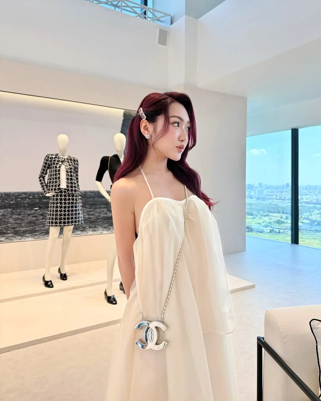 Chloë Nguyễn diện đầm hai dây trong dịp hẹn hò