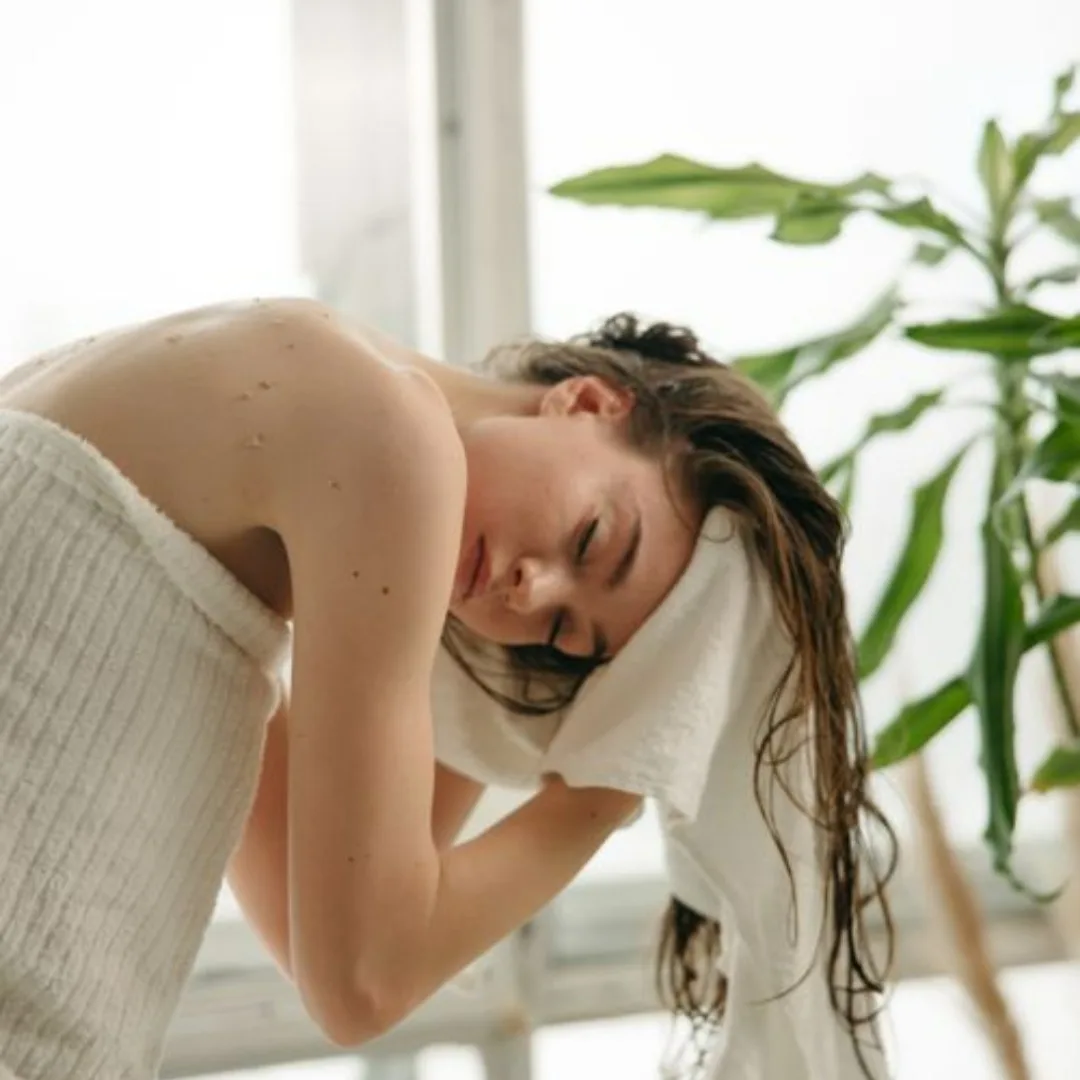 cô gái làm khô tóc và da đầu trước khi ngủ