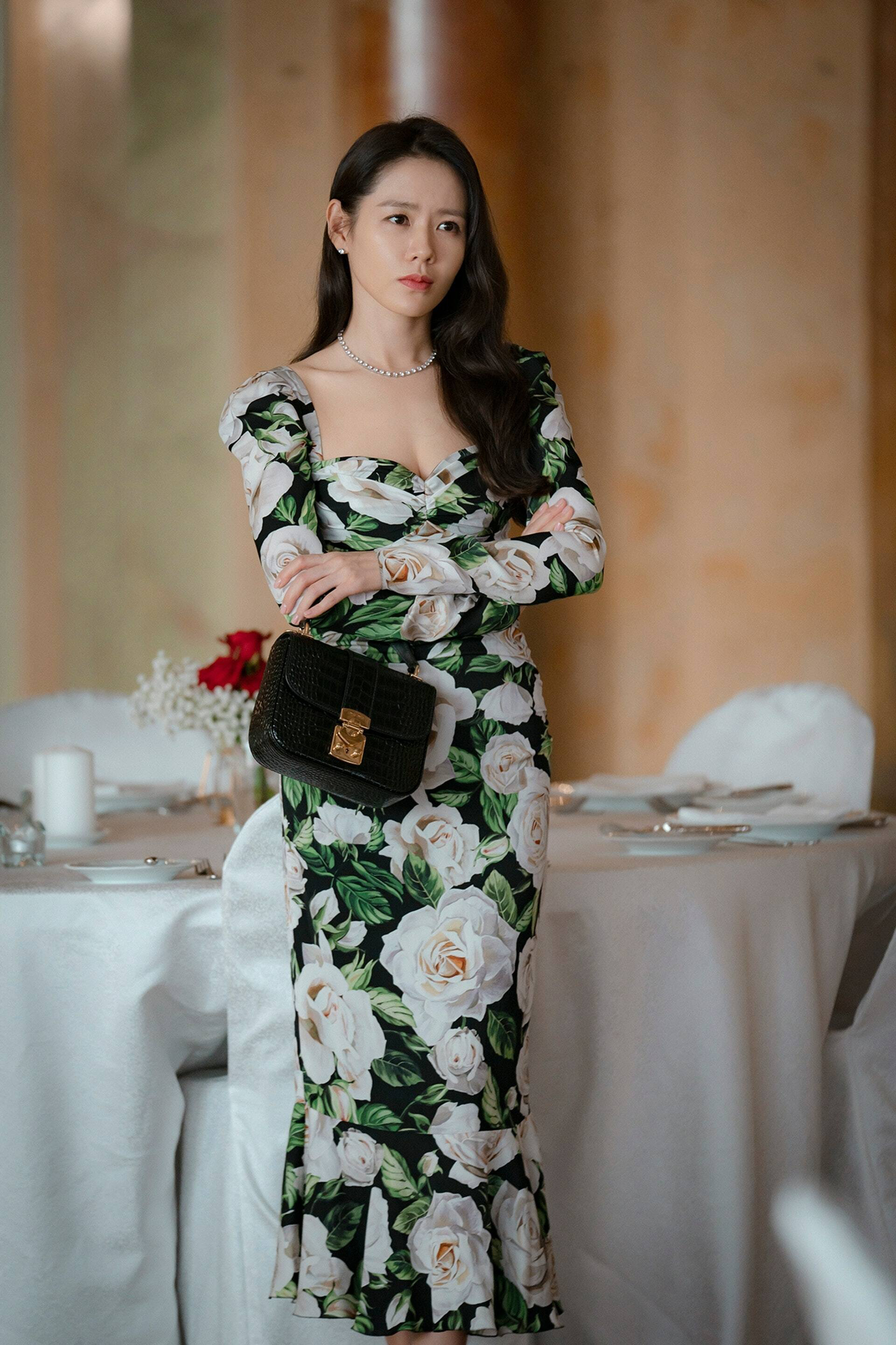 Son Ye Jin mặc đầm hoa cầm túi xách đen trong phim Hàn Quốc Crash Landing On You