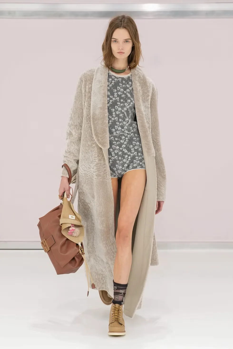 trench coat dài xám fendi