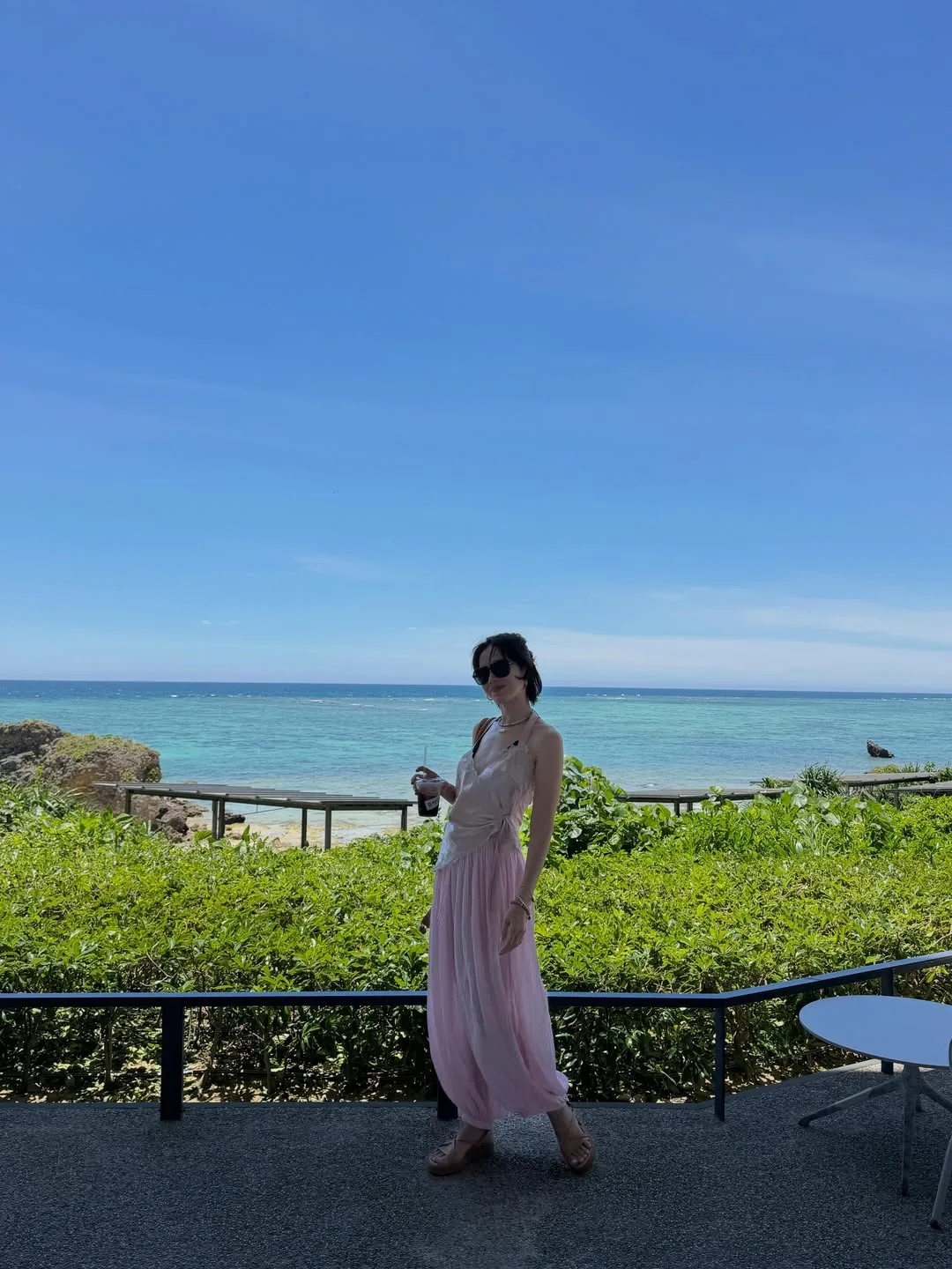 Son Ye Jin diện áo hai dây ren lụa thắt eo dịu dàng phối hợp cùng quần thụng bay bổng trong không gian ngập tràn sắc xanh.