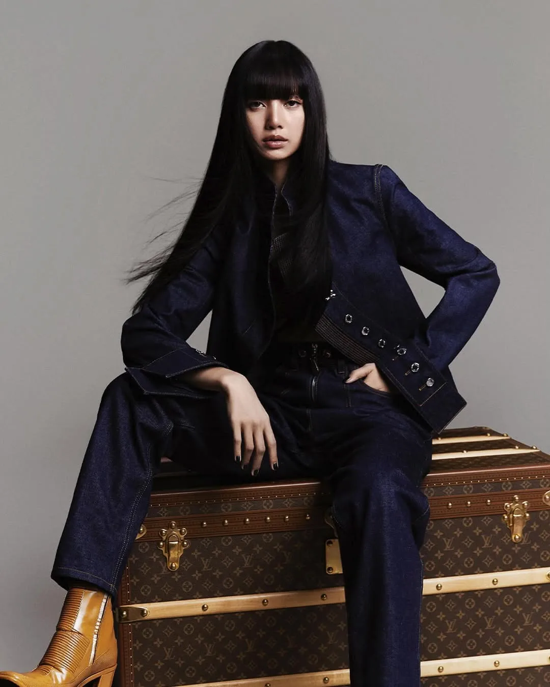 lalalalisa_m diện áo khoác denim