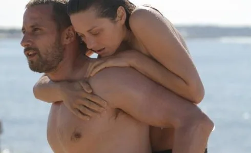 Một trong những cảnh nóng của Marion trong bộ phim Rust and Bone (2012)