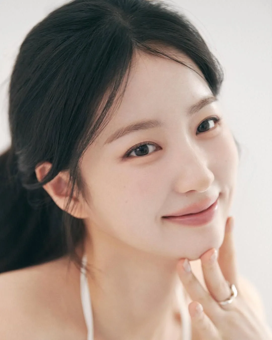 Làn da căng bóng của cô gái khi dùng hyoluronic.