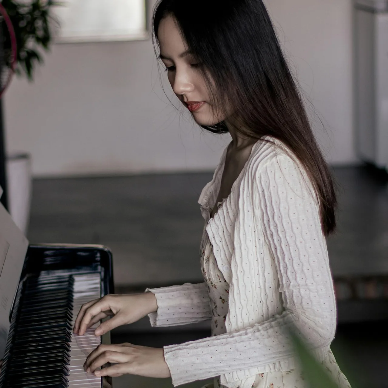 Cô gái áo trắng chơi piano để giảm lo âu
