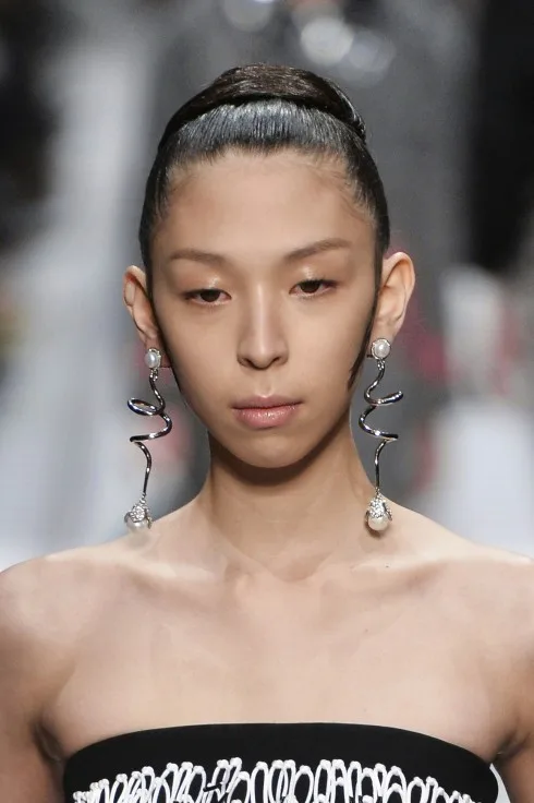 BST Thời trang thu đông 2015 BalenciagaNhững đôi hoa tai ngọc trai ấn tượng Những đôi hoa tai ngọc trai ấn tượng