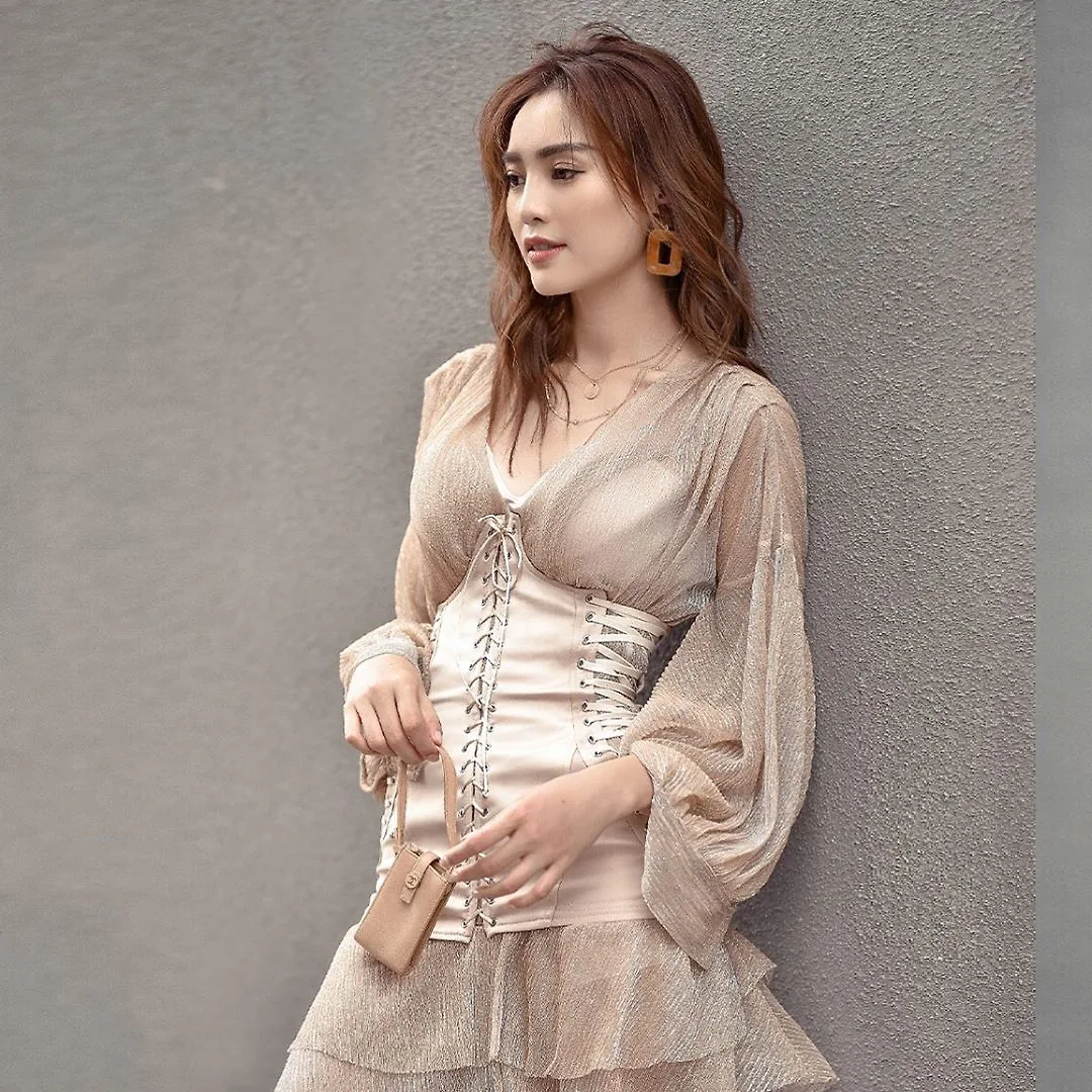 ninh dương lan ngọc mặc áo corset thắt dây ngoài đầm be