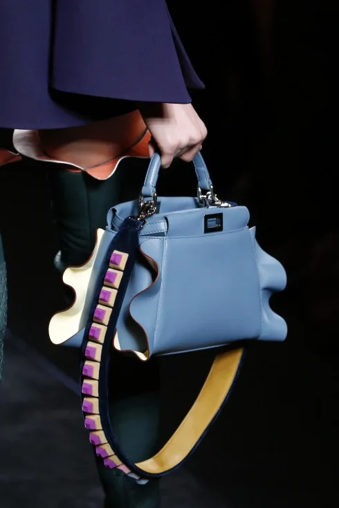 Nếu bạn đã chán những chiếc túi xách vuông hộp, BST Thu-Đông của Fendi mang tới những chiếc túi ruffle tinh nghịch trẻ trung mà không sến
