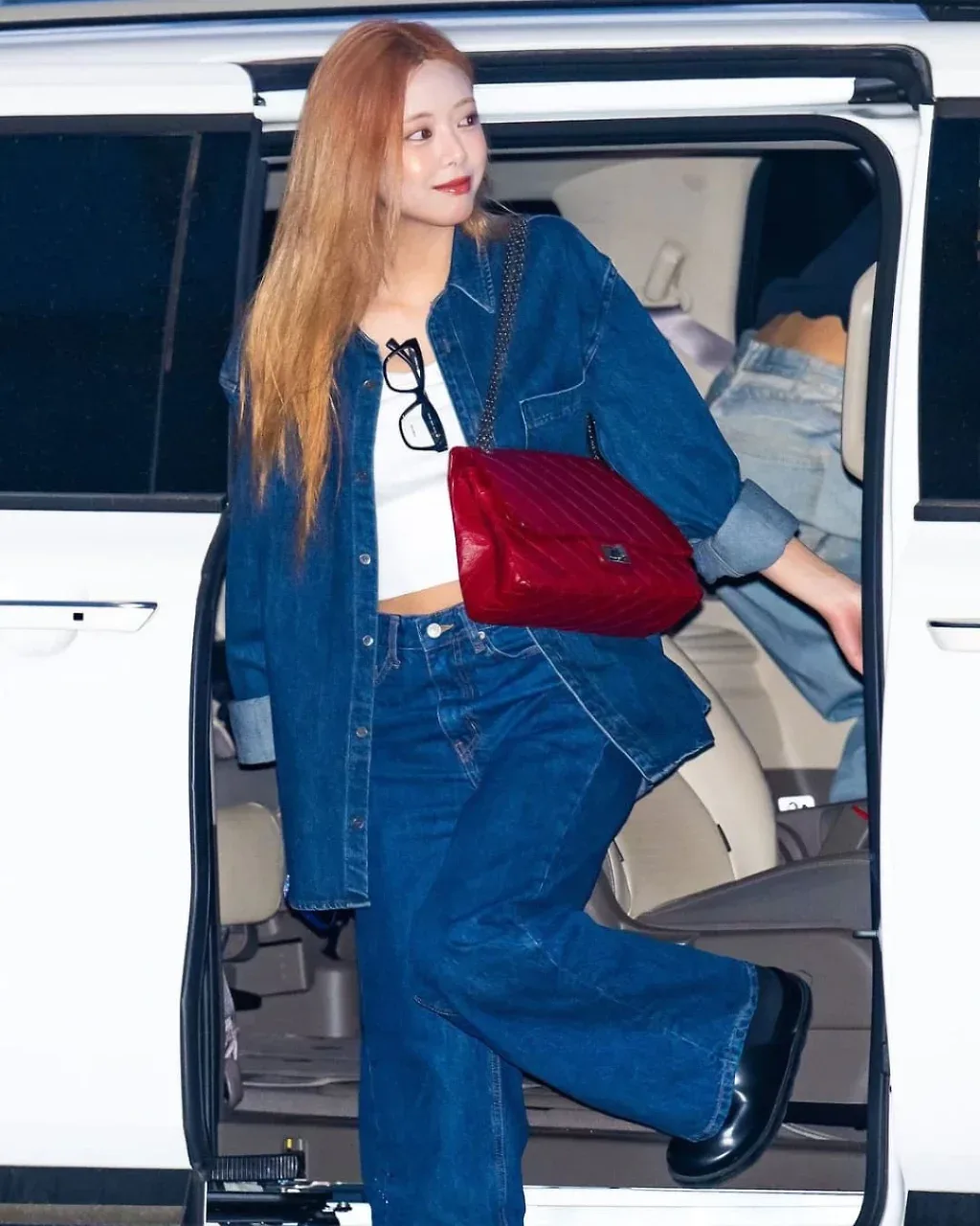 Outfit all jean giúp Yuna (ITZY)