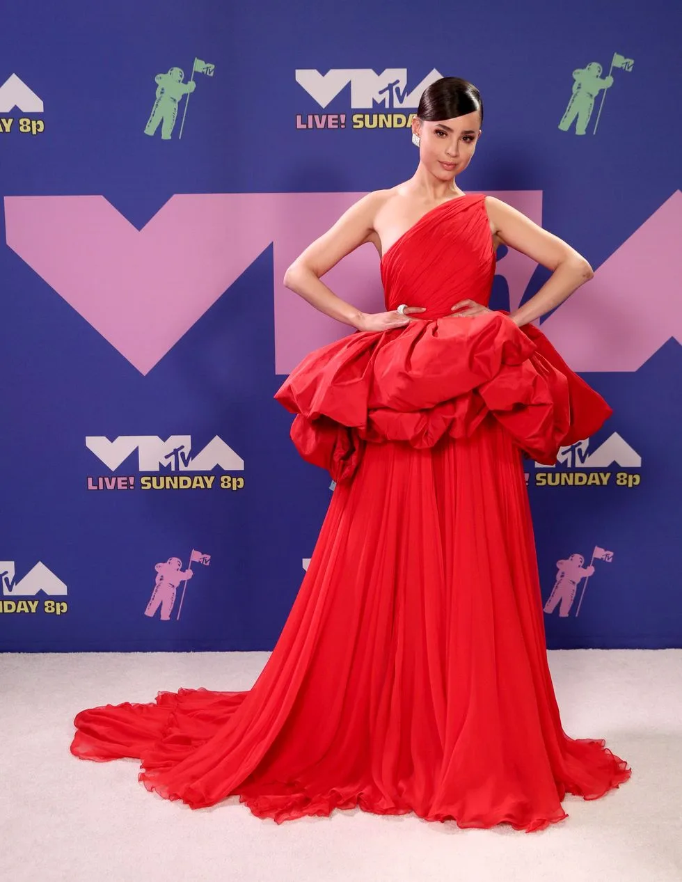 Sofia Carson cùng bộ váy đỏ tại thảm đỏ VMAS 2020