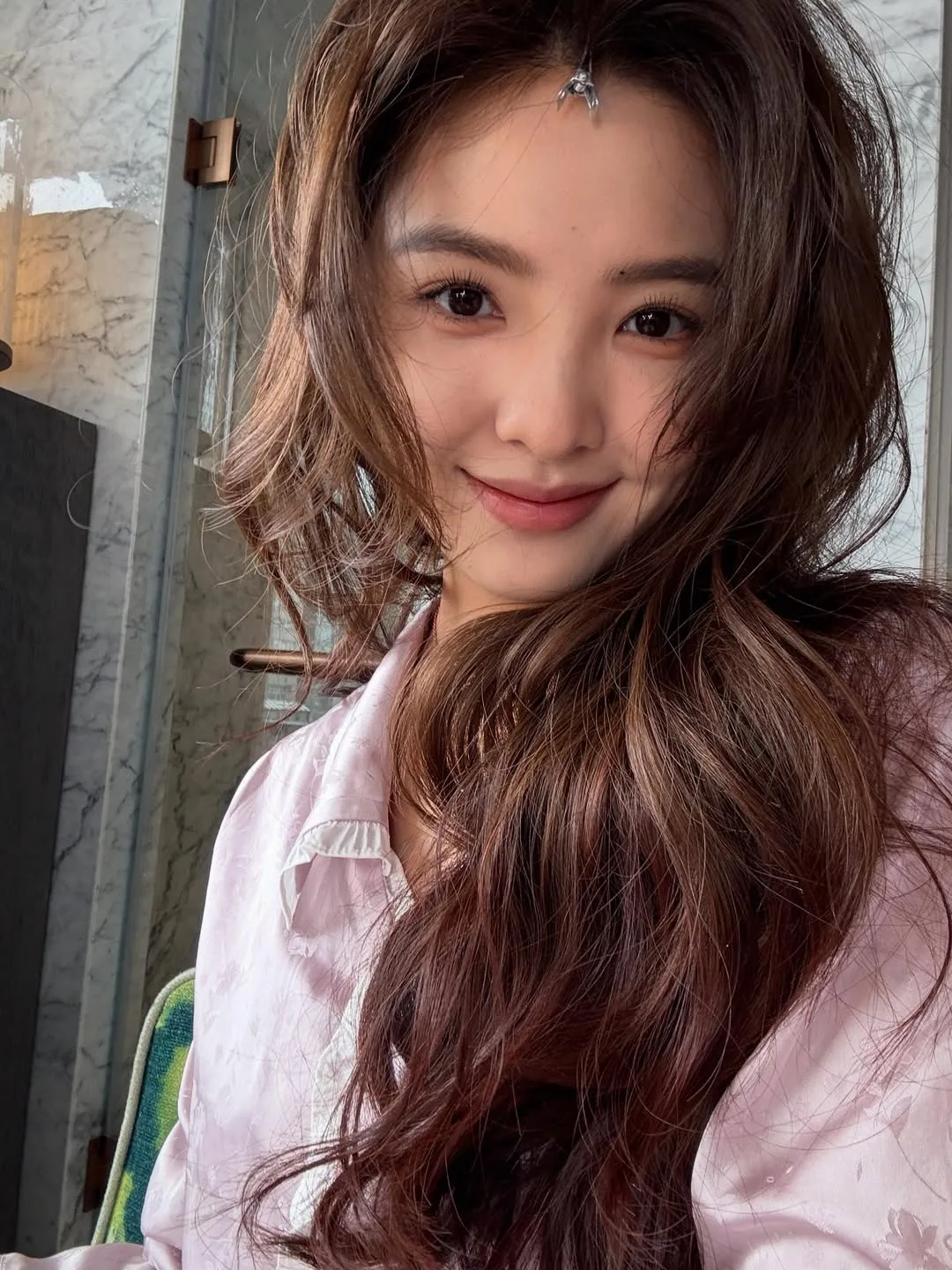 Chương Nhược Nam ưu tiên sấy tóc đúng cách để giữ tóc mềm mại vào nếp tự nhiên.