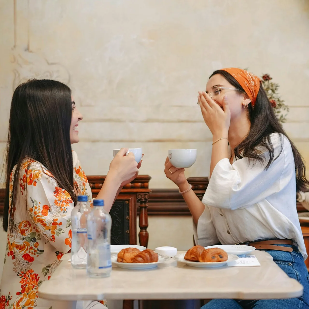 hai cô gái sq cao đang trò chuyện