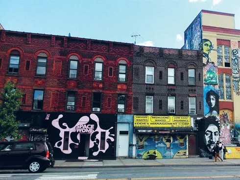 Nghệ thuật đường phố đã trở thành hơi thở của người dân New York. Đây là một trong những thành phố có nhiều nghệ sĩ sinh sống và làm việc nhất trên thế giới.