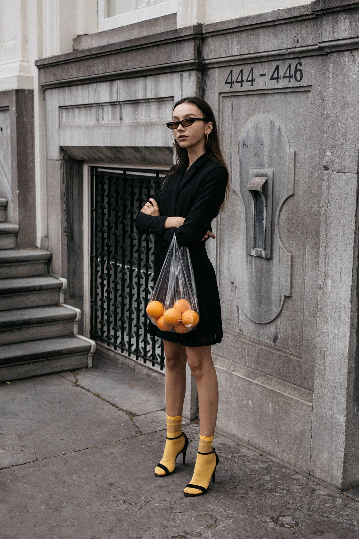 Cô gái phối đồ blazer váy màu đen với giày sandal cao gót và tất vàng