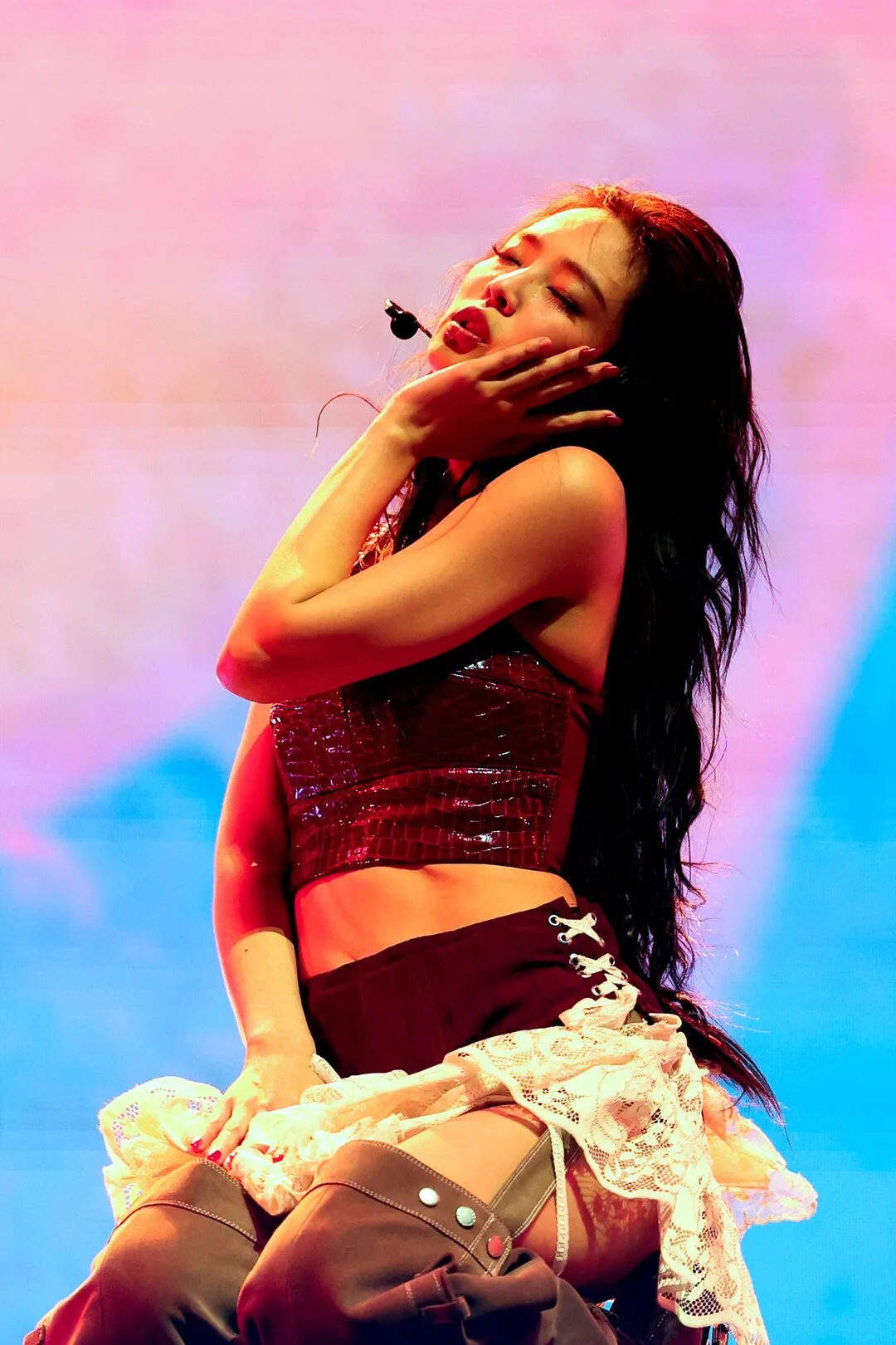 croptop đỏ jennie