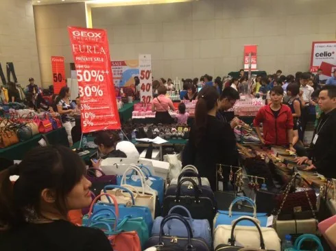Đến với ngày hội mua sắm ELLE Shopping Fun để có cơ hội mang về cho mình những sản phẩm cao cấp với mức giá ưu đãi.