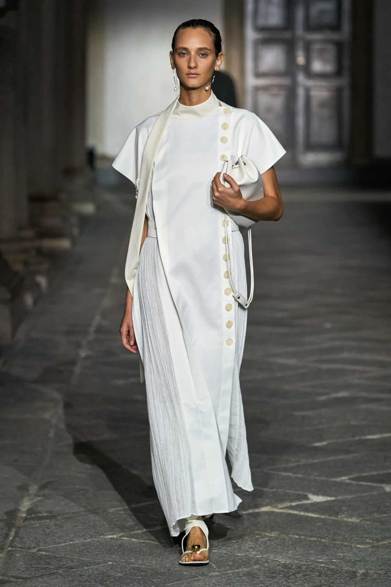 đầm và túi xách trắng jil sander xuân hè 2020
