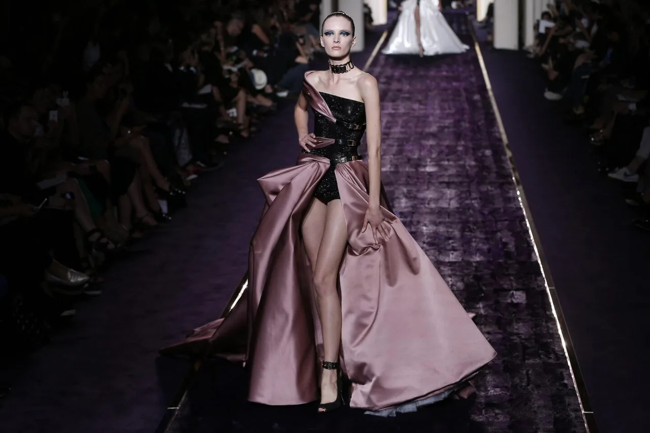 Atelier Versace 2014 thập niên 80 & "Power Dressing"