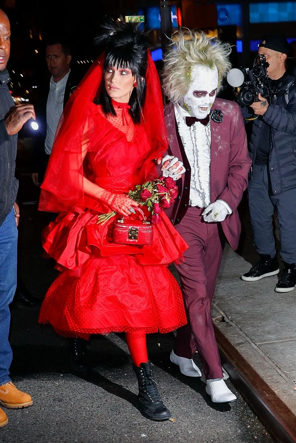 Bella Hadid và The Weeknd hóa trang Halloween