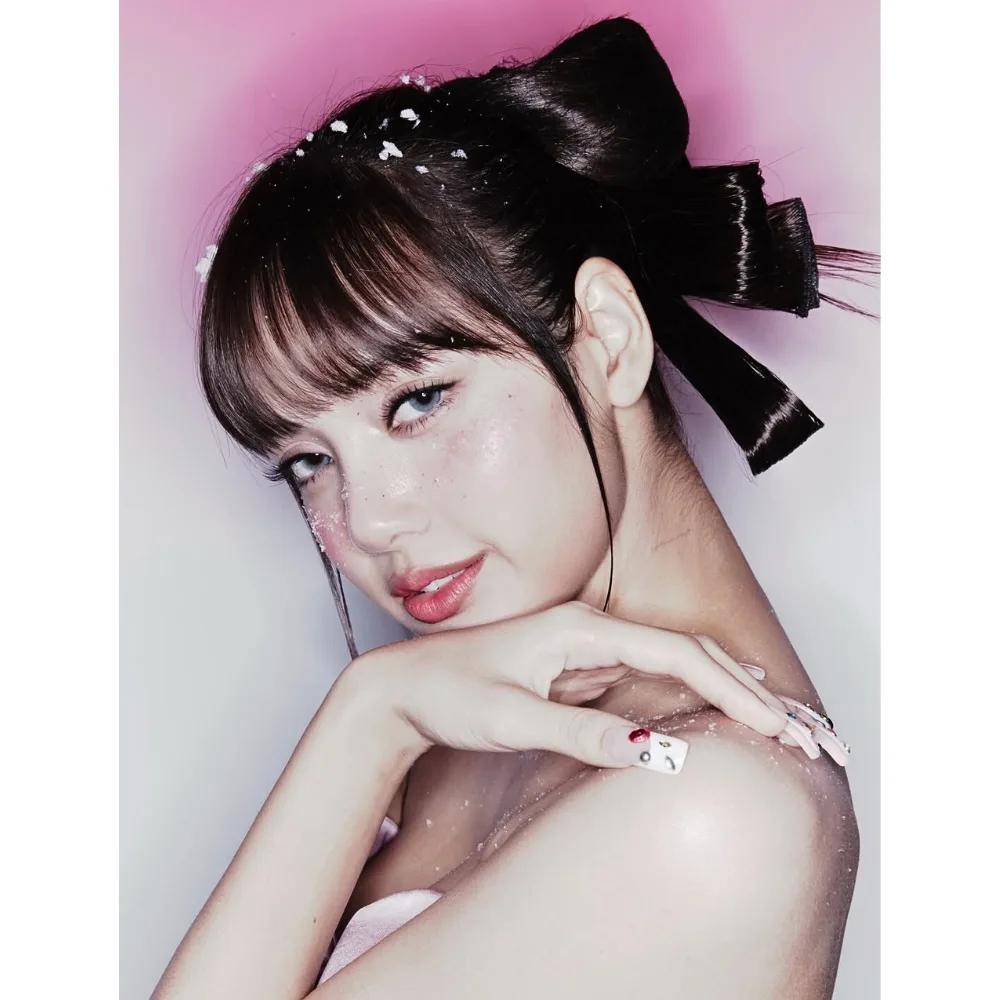 Lisa đặt tay lên vai